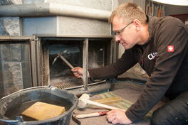 Der Ofenbauer Christian Kohler an Renovationsarbeiten bei einem Kamin