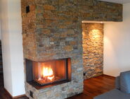 Ein Wohnzimmer in dem ein Kaminfeuer brennt