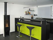 Ein schmaler weisser Ofen