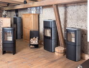 Verschiedene Öfen im Ausstellungsraum