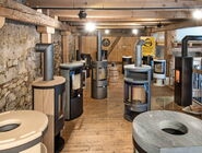 Verschiedene Öfen im Ausstellungsraum