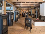 Verschiedene Öfen im Ausstellungsraum